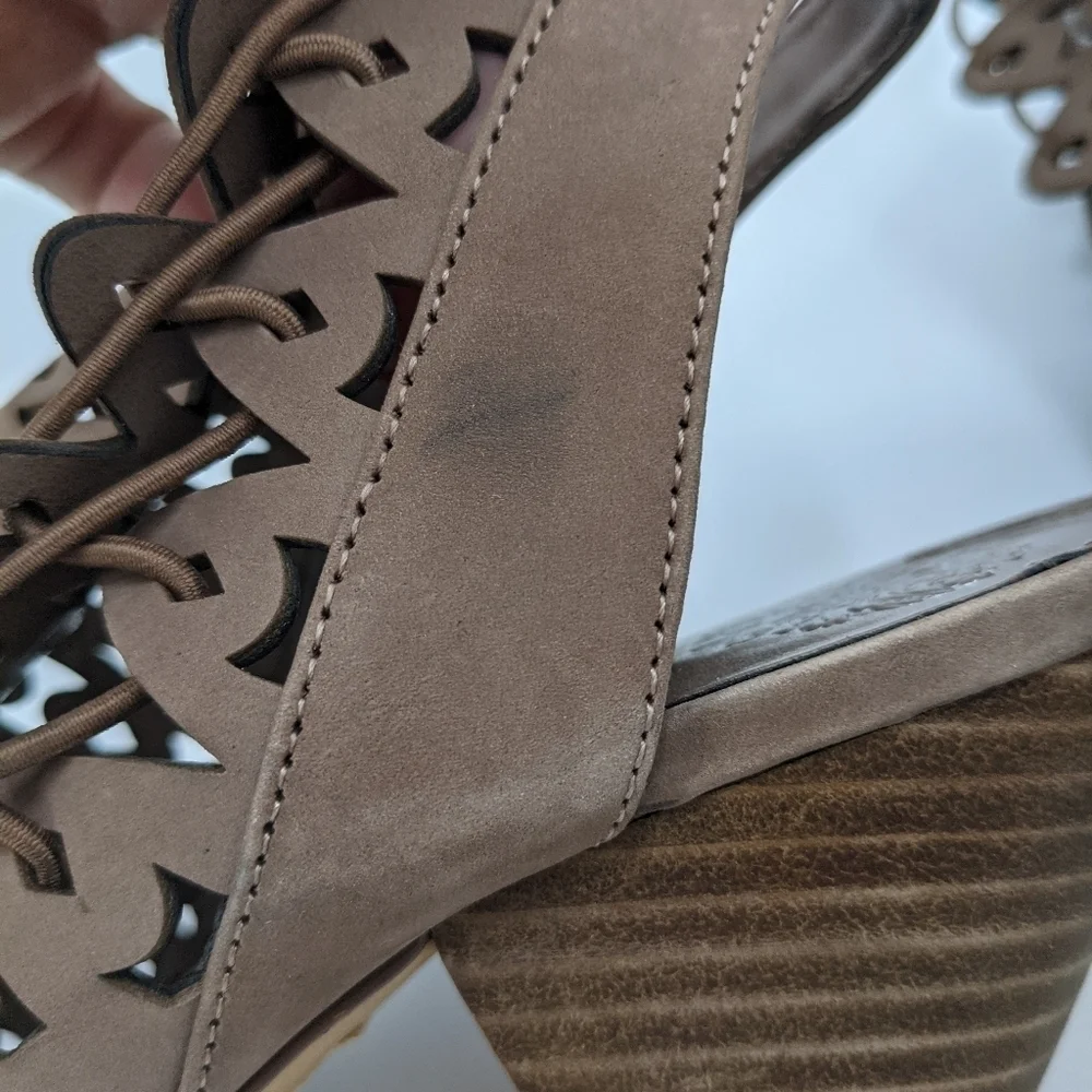 NWT VINCE CAMUTO Emberla Sandals